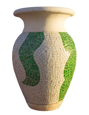 Beyaz arkaplanda izole edilmiş seramik vazo. Mozaik, doğulu tarzı.