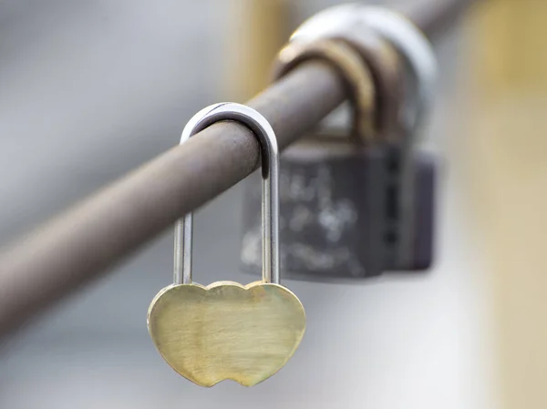 Gouden Liefde Hangslot Het Een Traditie Hangsloten Brug Hangen Bruiloft — Stockfoto