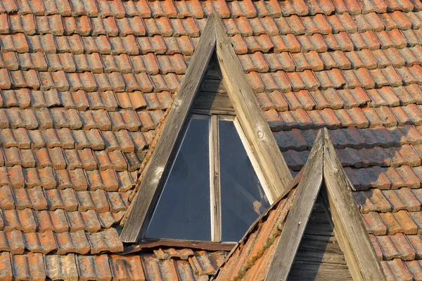 Плитка Крыше Старого Дома Заброшенные Здания Нуждаются Ремонте Текстура Крыши — стоковое фото