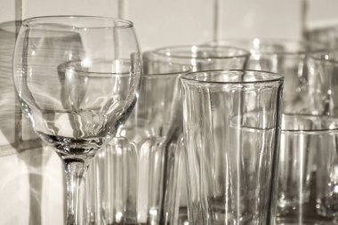 Kadehler, kadehler ve bardaklar olarak bilinen boş bardaklar..