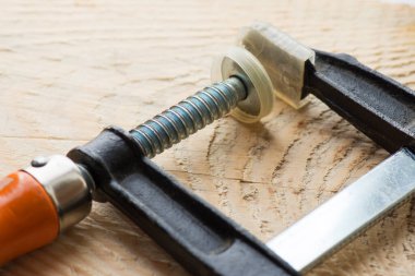 Joinery kıskaçları kapatın. Atölye masasındaki marangozlar için aksesuarlar. Ahşap arkaplan.