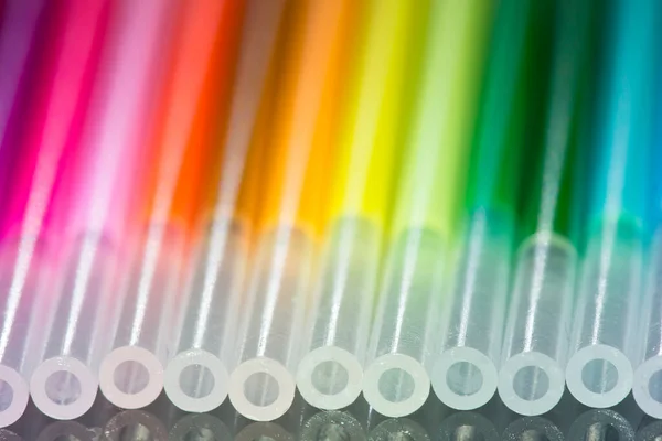 Nachfüllungen Eines Farbigen Kugelschreibers Großaufnahme Regenbogenfarbenes Muster Verschwommener Und Defokussierter — Stockfoto