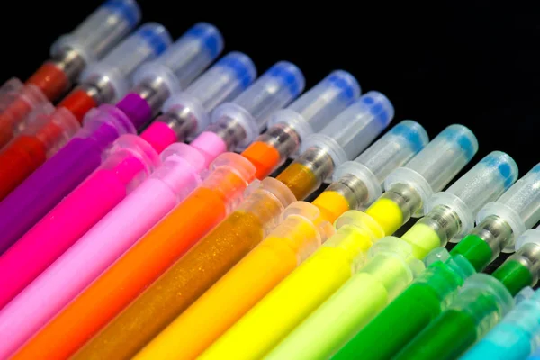Nachfüllungen Eines Farbigen Kugelschreibers Großaufnahme Unscharfer Hintergrund Stellen Sie Schulbüromaterial — Stockfoto