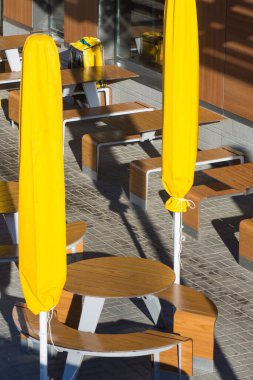 Fast food kafenin yanındaki boş masalar. McDonald 's Rusya Federasyonu' ndan ayrıldı. Ukrayna 'ya karşı savaşta ekonomik yaptırımlar.