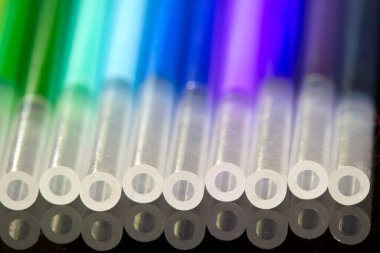 Renkli kalemler yakın çekim doldurur. Bulanık soyut arkaplan.