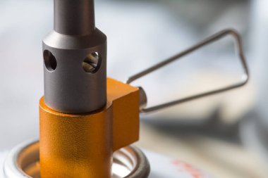 Yemek pişirmek için gaz vanası. Mini soba. Macera yaşam tarzı konsepti. Seçici odak