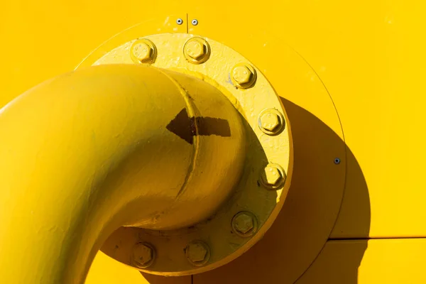 장비의 라인높은 노란색 수송관 울타리 표면에 연료를 — 스톡 사진