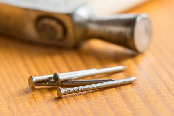 Clavos Pequeños Martillo Carpintero Una Mesa Trabajo Madera Maestro Hecho —  Fotos de Stock