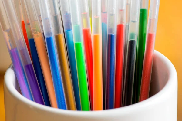 Nachfüllungen Eines Farbigen Kugelschreibers Der Keramischen Großaufnahme Regenbogenfarbenes Muster Verschwommener — Stockfoto