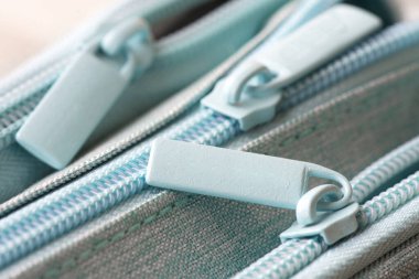 Seyahat çantası ve kilit bağlayıcılar yakında. Tekstil endüstrisi için fermuar kaçakçıları ve diğer aksesuarlar.