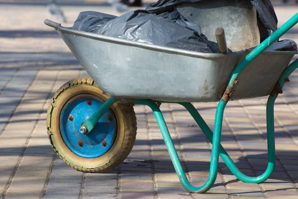 Çöplü Eski Bir Arabası Baharda Kamu Hizmetlerine Göre Sokak Temizliği — Stok fotoğraf