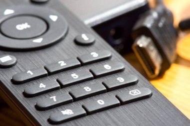 Siyah TV uzaktan kumandası, kapat. Uzaktan kumandadaki kırmızı düğme. asmak ve kanalları ayarlamak.