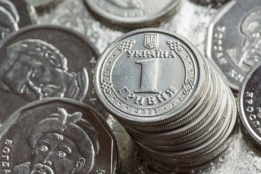 Bir yığın Ukrayna Hrivnia sikkesi. Bir Hryvnia sikkesinin tersi. Sikke.
