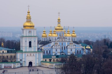 KYIV, UKRAINE - 2 Mayıs 2022: Ukrayna, Kyiv 'deki St. Michael' s Golden-Domed Manastırı. Panoramik görünüm.