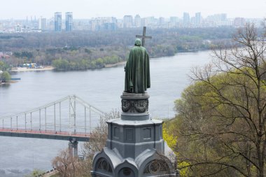 KYIV, UKRAINE - 2 Mayıs 2021: Kyiv 'deki Aziz Vladimir Anıtı Saint Vladimir Tepesi' nde yer almaktadır. Dinyeper manzarası, Kyiv şehri.