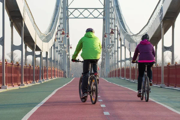 Kyiv Ukraine May 2022 Man Woman Biking Pedestrian Bridge Dnipro — Stockfoto