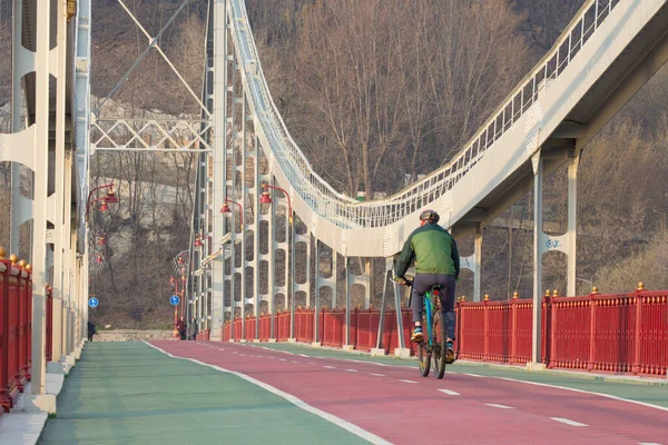 Kyiv Ukraine May 2022 Man Biking Pedestrian Bridge Dnipro River — Stockfoto
