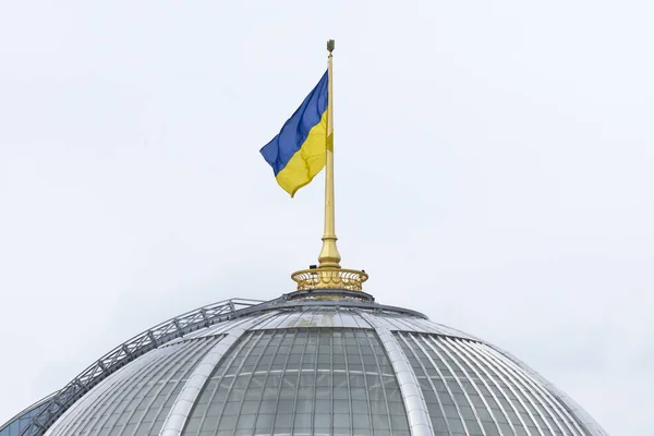 Ukrayna 'nın devlet sembolleri. Parlamento binası üzerinde bayrak direğinde Ukrayna bayrağı, Verkhovna Rada.