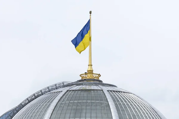 乌克兰的国家象征 乌克兰国旗挂在议会大楼的旗杆上 最高拉达 图库图片