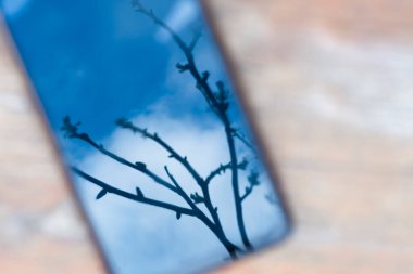 Odaklanma değil, odaklanmış fotoğraf. Akıllı telefondan gökyüzünün yansıması. Soyut arkaplan.