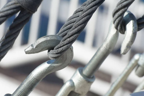 Nşaat Alanında Metal Döner Kolonlar Çelik Sapanlar Yakın Çekim Kabloların — Stok fotoğraf