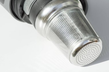 Çelik çay süzgeci. Termos ya da seyahat kupası için su geçirmez kapaklı bir alet. Ek ses ve tahıllı fotoğraf.