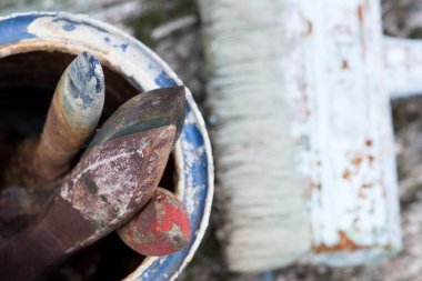 Masadaki eski boya fırçaları. Evdeki duvarı boyuyorum..