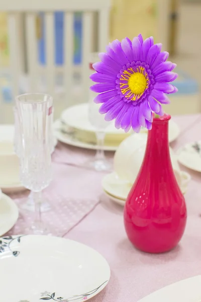 Brightl bloemen in een vaas — Stockfoto
