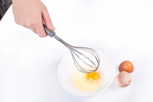 bir çırpma teli elini tutar