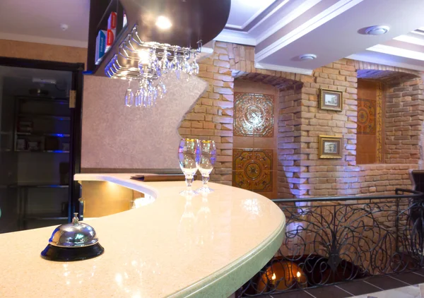 Krom bell üzerinde bar