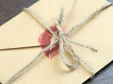 Zarf bir öpücükle