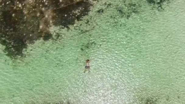 카리브해의 오염되지 해변에서 목욕을 있습니다 모래사장 황금빛밝은 풍경을 이룬다 휴양지 — 비디오