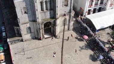 Cuetzalan Flyers Dans Seremonisi. Danza de los Voladores, Dance of the Flyers ya da uçuş direği, Meksika 'da izole edilmiş ceplerinde modifiye edilmiş olsa da, günümüzde hala uygulanmakta olan eski bir Mezoamerikan törenidir..