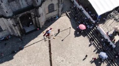 Cuetzalan Flyers Dans Seremonisi. Danza de los Voladores, Dance of the Flyers ya da uçuş direği, Meksika 'da izole edilmiş ceplerinde modifiye edilmiş olsa da, günümüzde hala uygulanmakta olan eski bir Mezoamerikan törenidir..