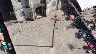 Cuetzalan Flyers Dans Seremonisi. Danza de los Voladores, Dance of the Flyers ya da uçuş direği, Meksika 'da izole edilmiş ceplerinde modifiye edilmiş olsa da, günümüzde hala uygulanmakta olan eski bir Mezoamerikan törenidir..