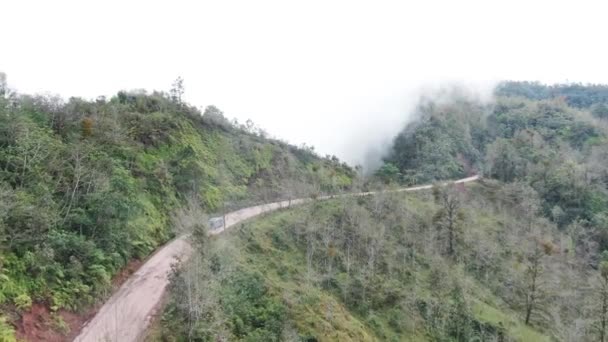 Reizen Met Een Busje Door Mist Jungle Rustiek Uitzicht Drone — Stockvideo