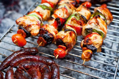 biftek ve diğer et mangal üzerinde
