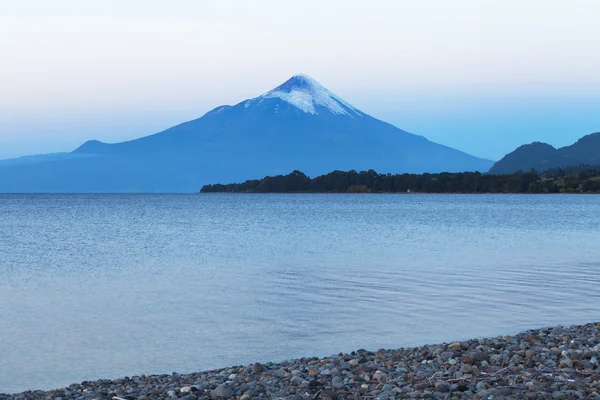 Osorno vulkanen och sjön llanyauihue — Stockfoto