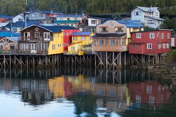 Casas sobre palafitas em Castro — Fotografia de Stock