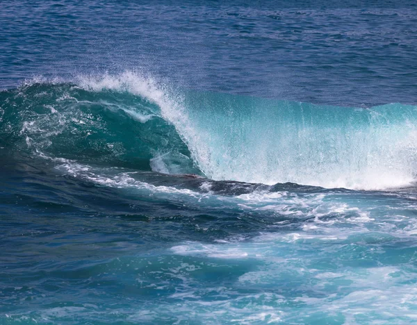 คลื่นบนมหาสมุทรแปซิฟิก — ภาพถ่ายสต็อก
