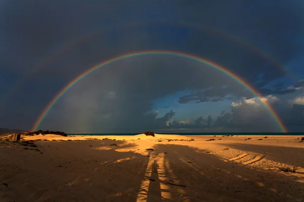 Arco iris sobre océano Índico — Foto de Stock