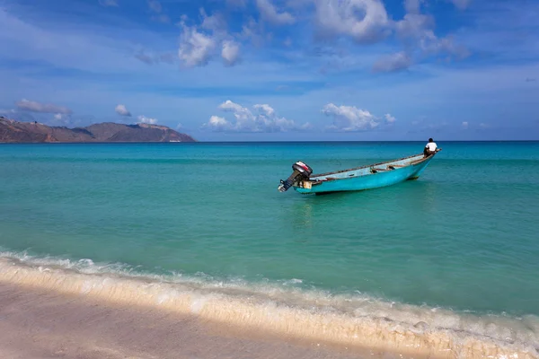 Paisaje marino con un barco — Foto de Stock