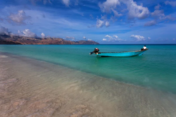 Paisaje marino con un barco — Foto de Stock