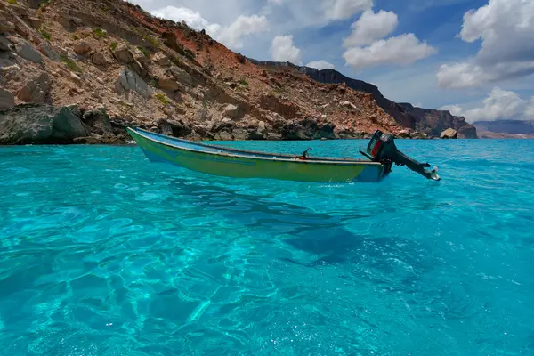 Paysage marin avec un bateau — Photo