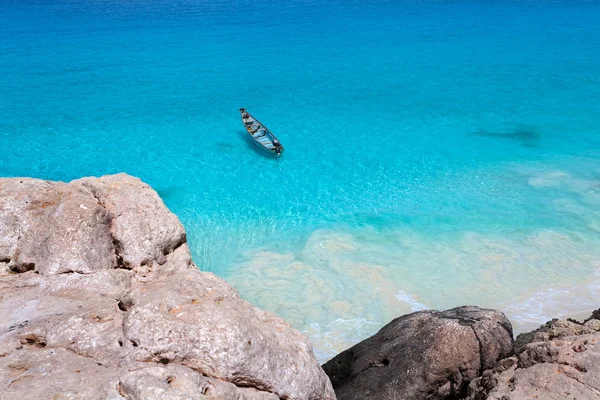 Paesaggio marino con barca — Foto Stock