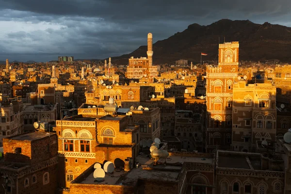 Paisaje urbano con nubes sombrías en Sana, Yemen —  Fotos de Stock