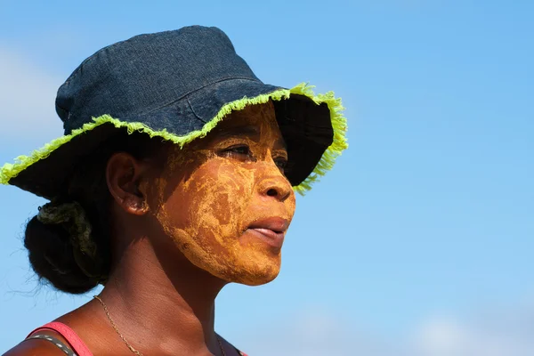 Femme avec un masque sur le visage — Photo