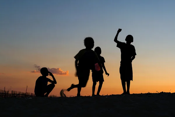 Dzieci s grającego latawca — Zdjęcie stockowe