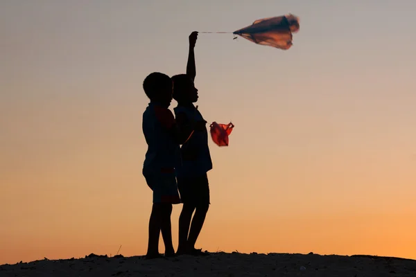 Childrens playing a kite — Stock Photo, Image