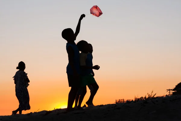 Childrens spelen een vlieger — Stockfoto